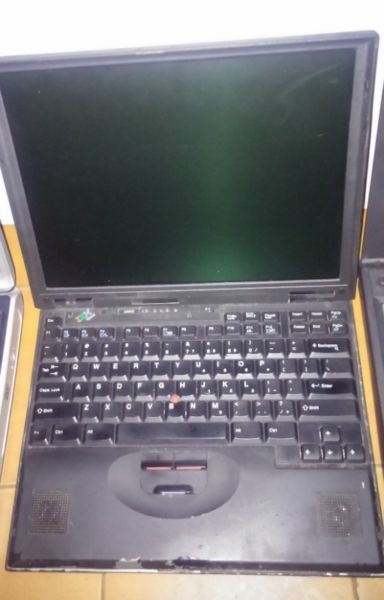 NOTEBOOK IBM THINK PAD 600E-PANTALLA FUNCIONA- TIRA ERRORES