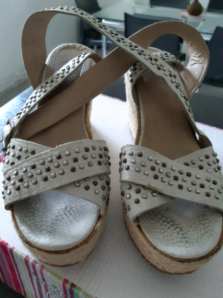 SANDALIAS PARUOLO CUERO CON TACHAS NRO 38