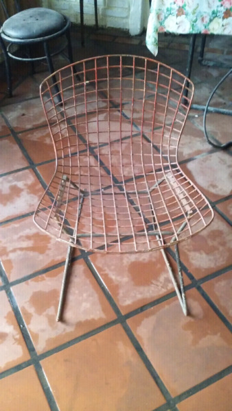 Silla antigua de hierro