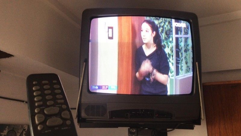 TELEVISOR 21 PULGADAS y SOPORTE PARA COLGAR