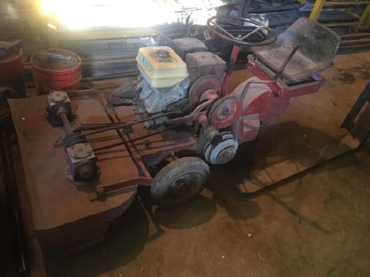 Tractor Hilcor tipo triciclo corte delantero