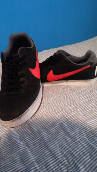 Zapatilla NIKE negras