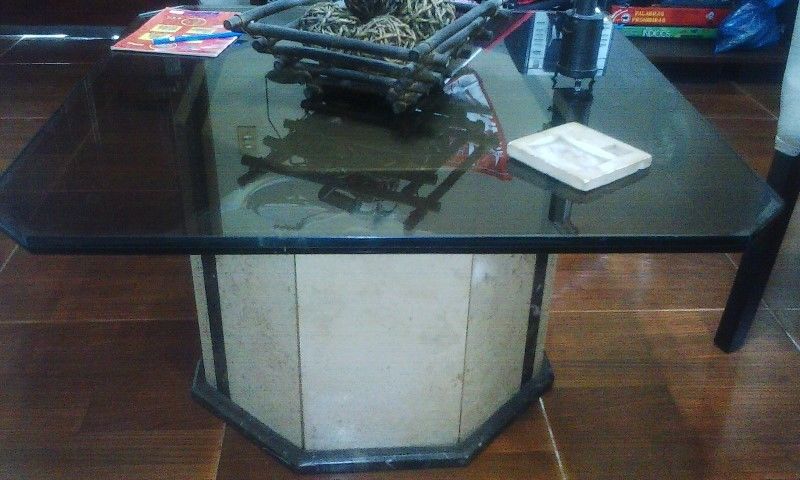 mesa de marmol con vidrio fume