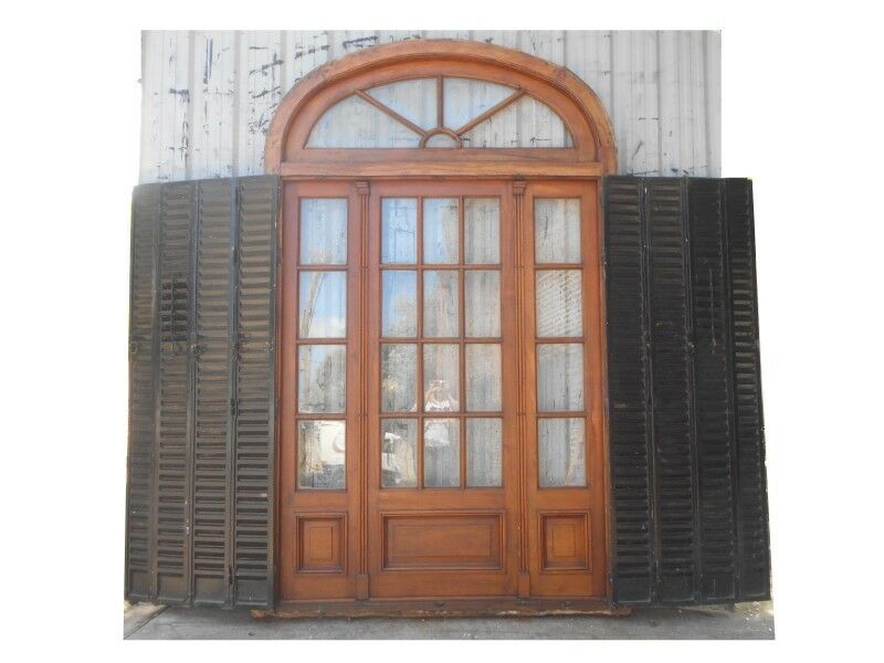 Antigua portada tipo ventana balcón de madera cedro con