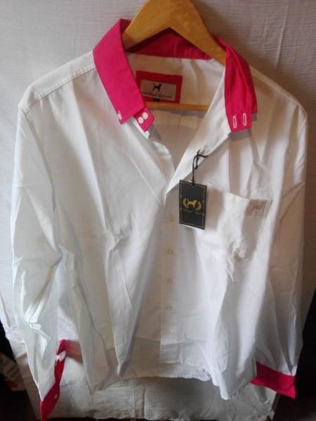Camisa blanca con rosa