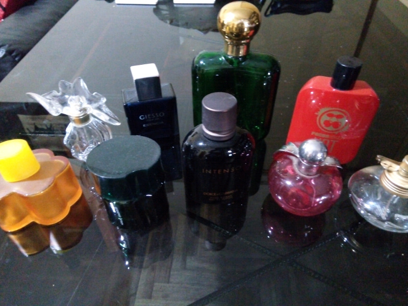 Lote de frascos vacíos de perfumes