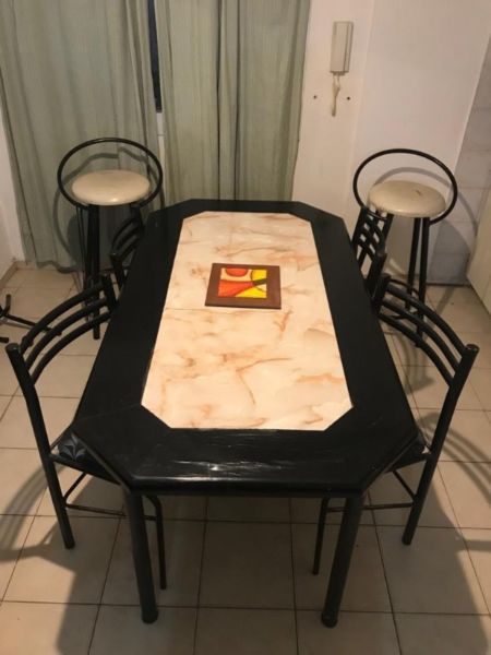 Mesa de madera + 4 sillas