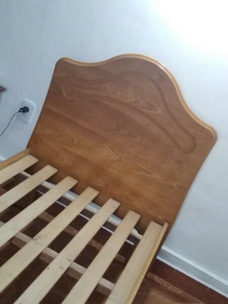 Cama de 1 plaza de roble laqueado