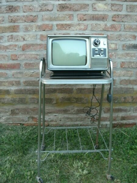 Mesa + TV Zenith retro.