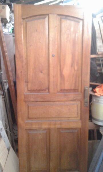 puerta de cedro con marco usada