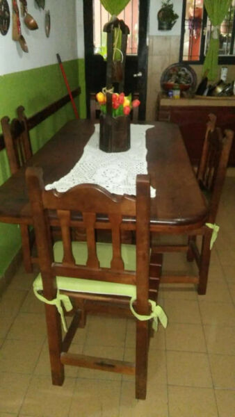 vendo mesa de algarrobo con 4 sillas impecable !!!