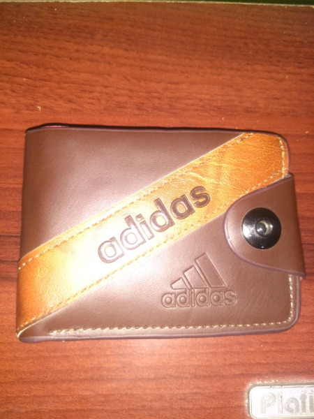Billetera Adidas original con gabardina adentro nueva.