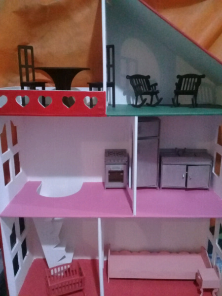 Casa de muñecas con muebles