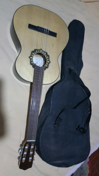 Guitarra criolla Marca fonseca modelo 25.