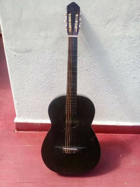 Guitarra criolla restaurada