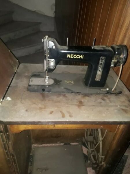 Máquina de coser Necchi antigua
