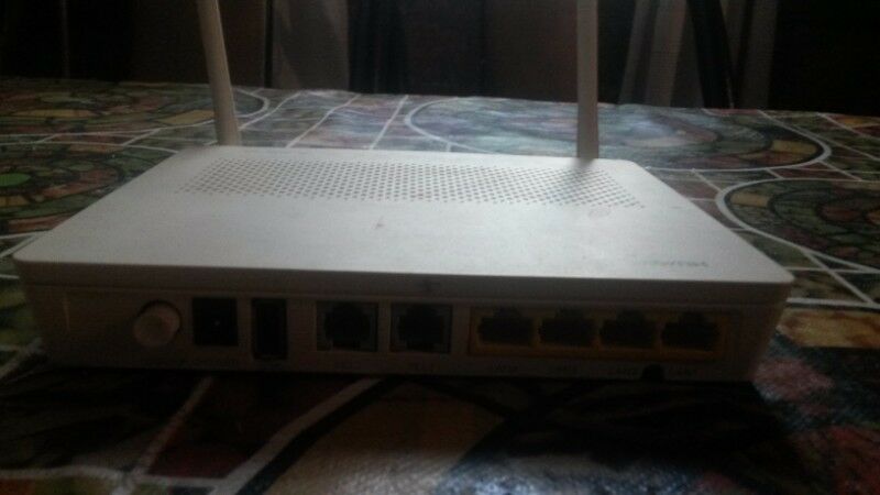 Router Wifi Huawey HGM + amplificador de señal Claro +