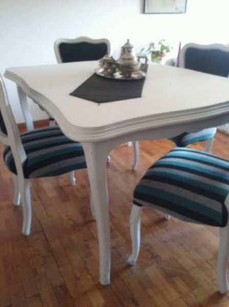 mesa sola restaurada a nuevo / sin sillas