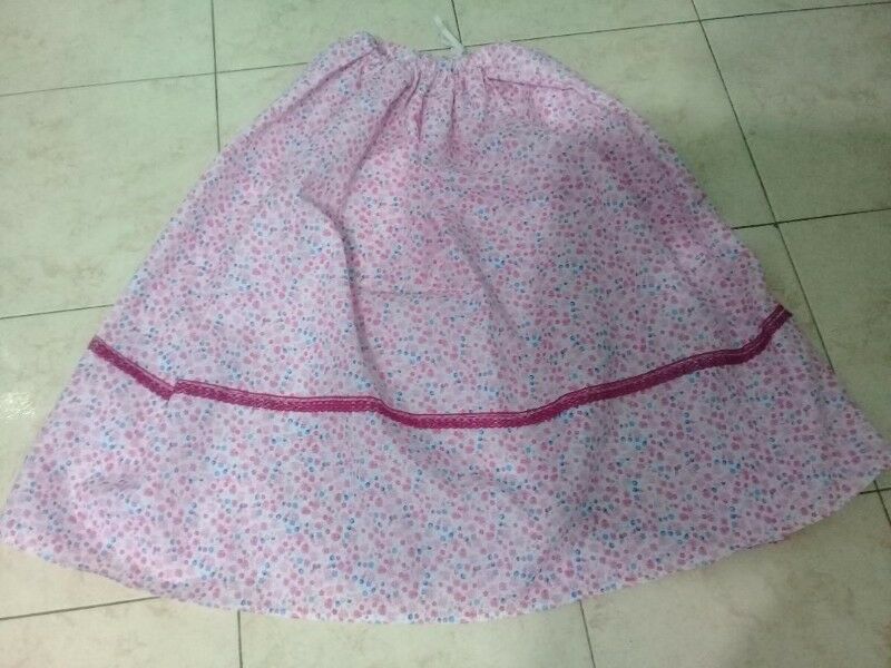 POLLERA PAISANA FLOREADA ROSA PUNTILLA BORDO