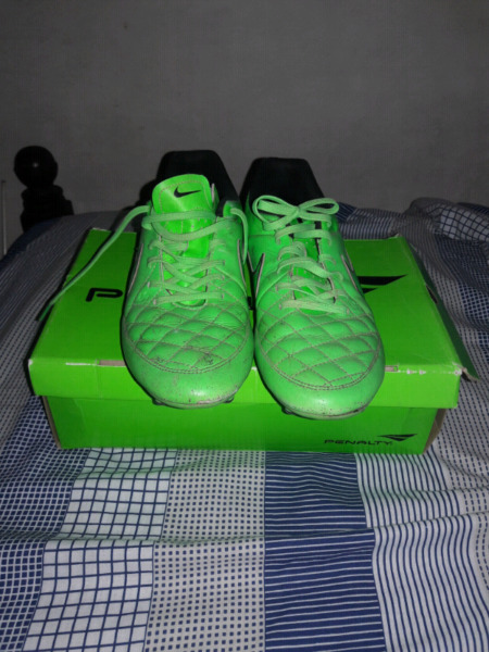 VENDO BOTINES NIKE