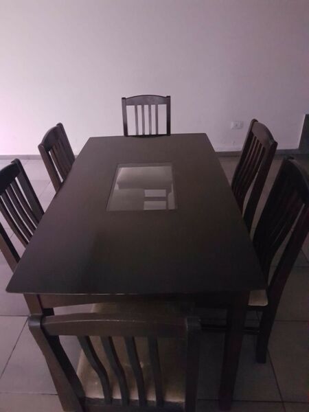 VENDO MESA COLOR WENGUE CON 6 SILLAS y RACK COLOR WENGUE