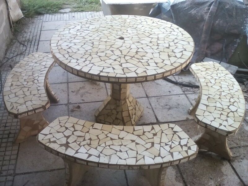 mesa y bancos de jardin de cemento