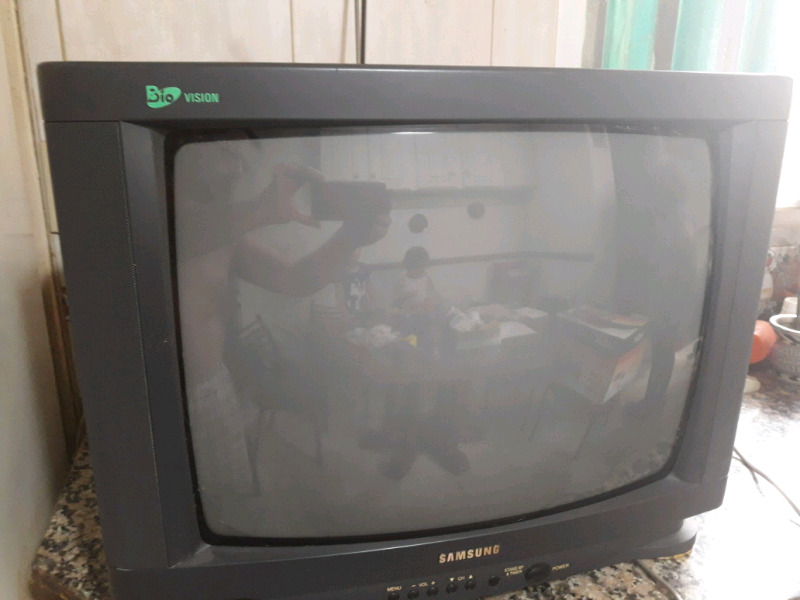 2 tv de 21 pulgadas marcas Samsung y Grunding