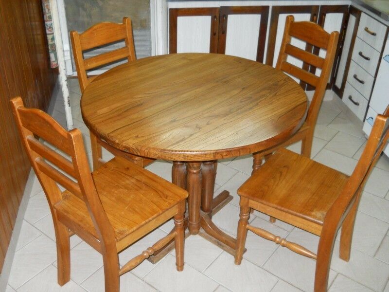 Juego de comedor en madera maciza.