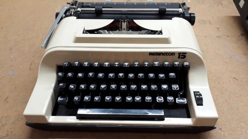 Máquina de escribir portatil Remington 15, con estuche.