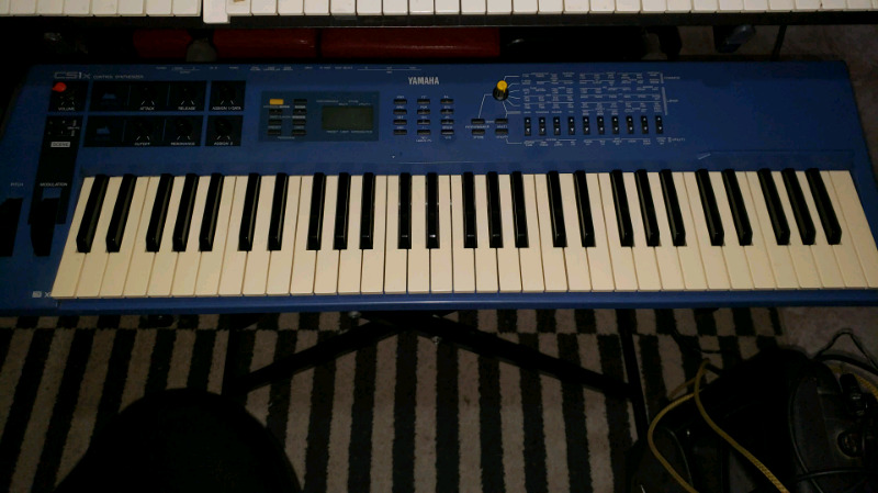 Sintetizador YAMAHA CS1X