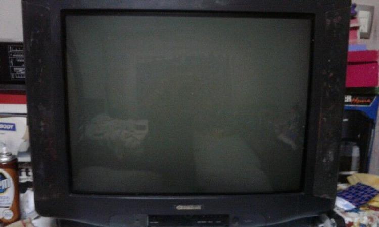 Vendo tv de tubo 29'. Con algunos detalles, pero anda muy