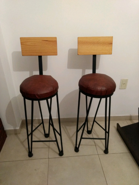 4 banquetas de hierro y madera