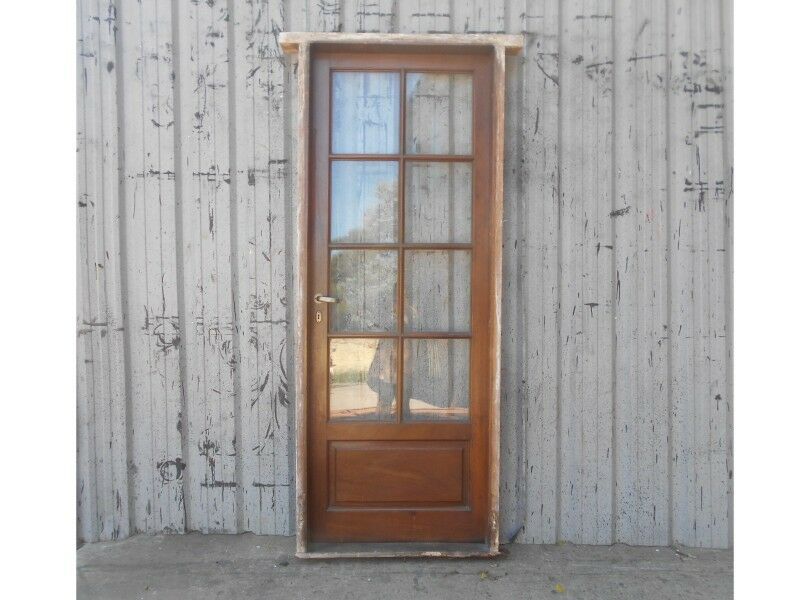 Antigua puerta de madera cedro a una hoja de abrir