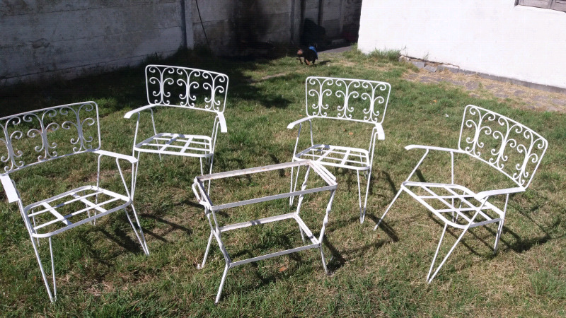 Sillones de jardin antiguos y mesa