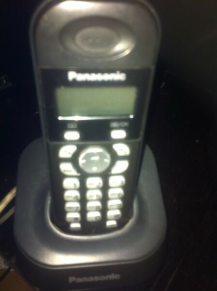 Vendo telefono inalambrico Panasonic, con base. Usado