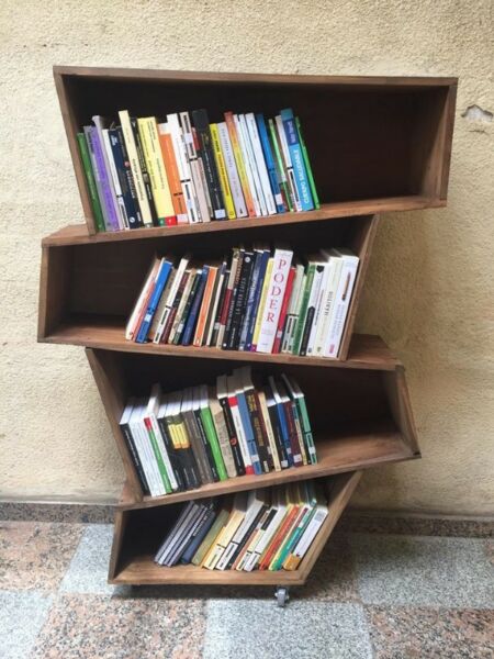 Biblioteca móvil zig-zag de madera. Envíos a domicilio.