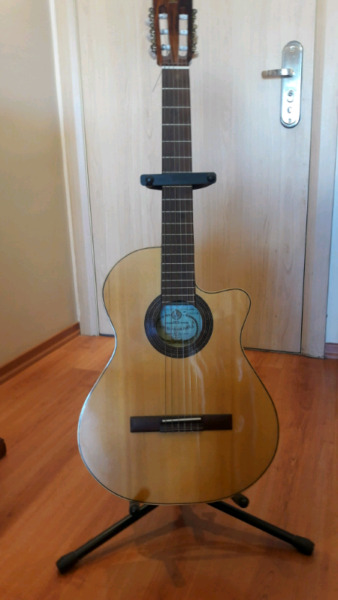 Guitarra criolla de medio concierto fabricada por Antigua