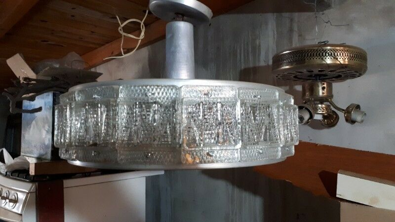 Lámpara de aluminio y vidrio, para 3 focos.