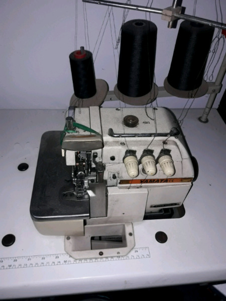 Máquina industrial overlock