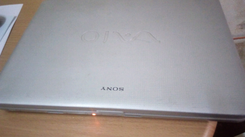 Notebook Sony con cargador y Seven