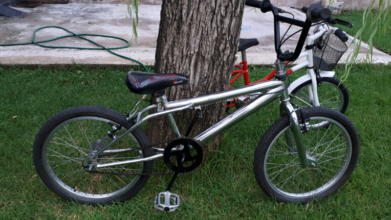 Bicicleta BMX cromada rodado 20