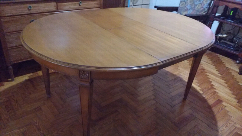 Hermosa mesa redonda extensible estilo Luis 15