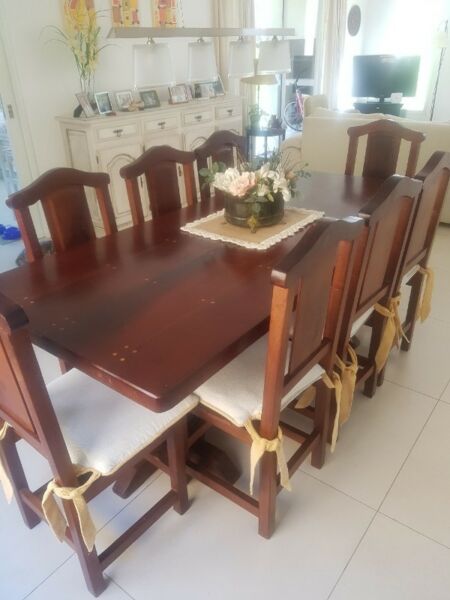 Mesa y sillas de comedor en algarrobo (Primera calidad)