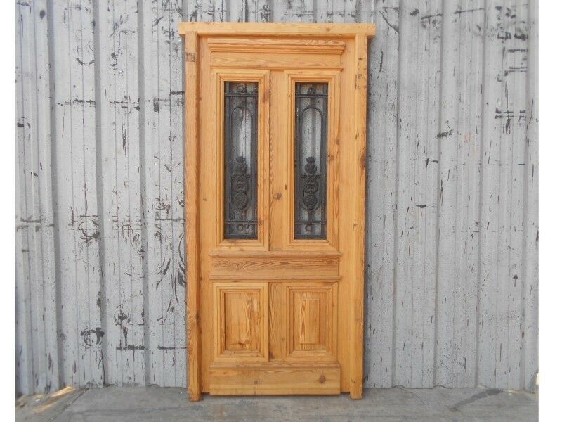 Puerta de frente de madera antigua en pinotea con rejas de