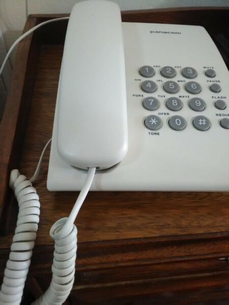 Teléfono Panacom apto para colgar en la pared y mesa