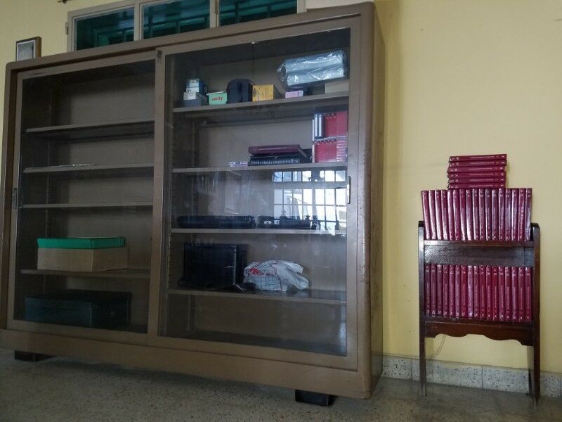 Vendo armario metálico puertas vidriadas apto biblioteca