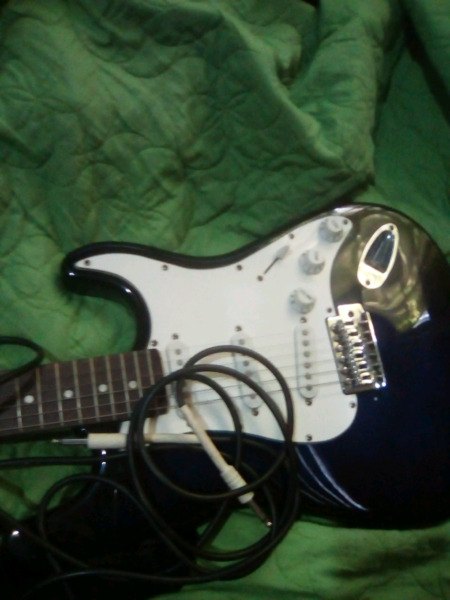 Vendo guitarra kansas como nueva con funda cable y correa a