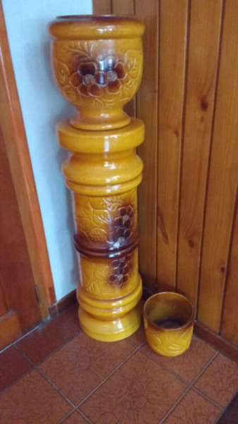 Antiguo pedestal portamaceta en cerámica esmaltada