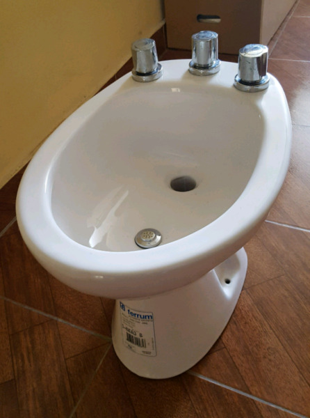 Bidet "Ferrum" + Griferia. NUEVO!!!