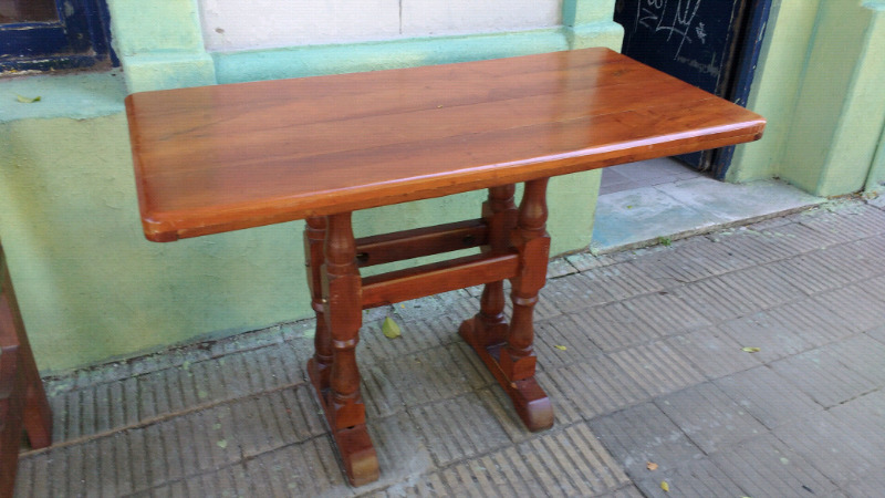 Mesa auxiliar de algarrobo de un metro 20